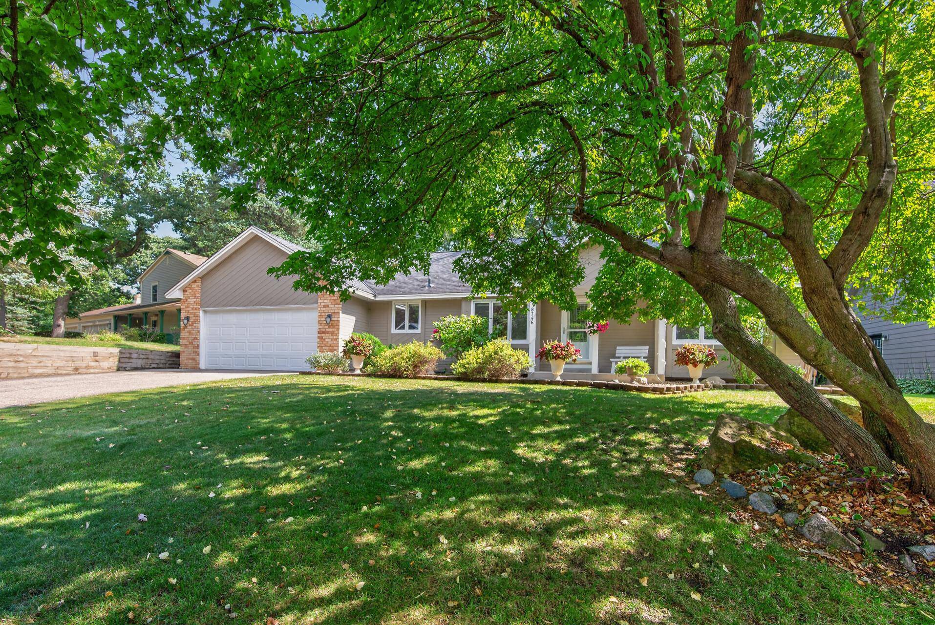 8746 Highwood WAY, Apple Valley, MN 55124