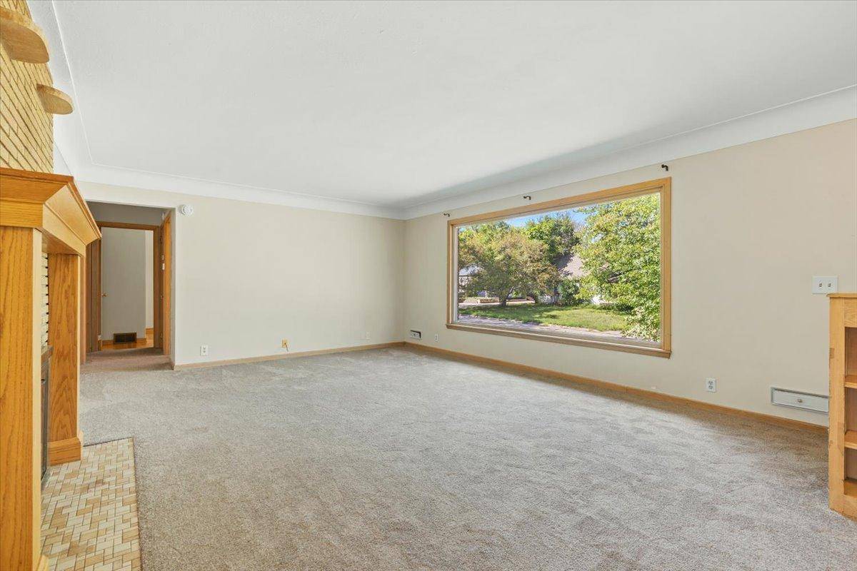 6193 49th ST N, Oakdale, MN 55128