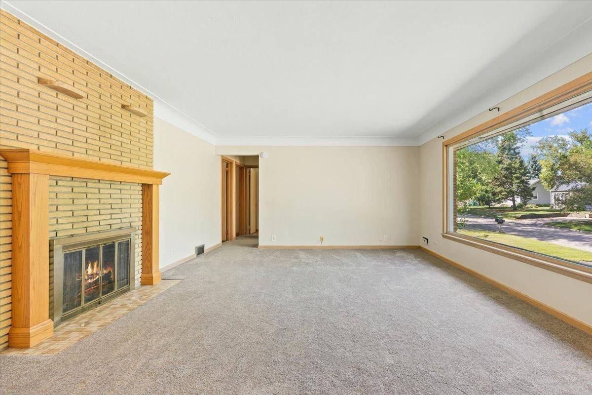 6193 49th ST N, Oakdale, MN 55128