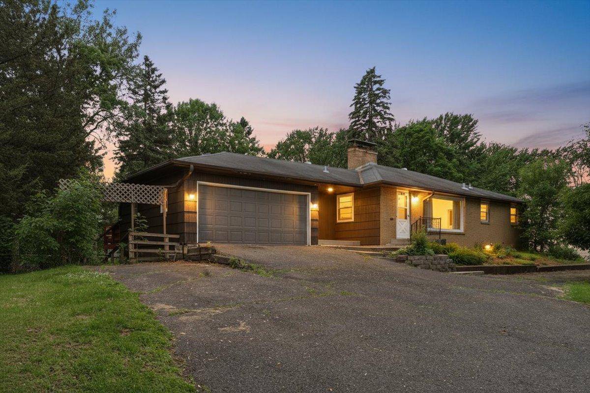 6193 49th ST N, Oakdale, MN 55128