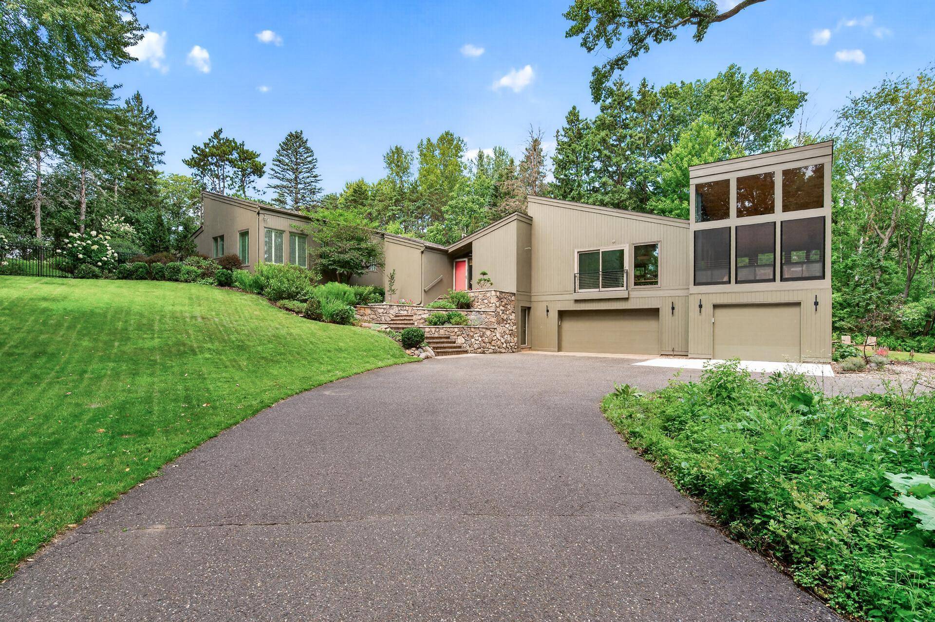 15 Nord Circle RD, North Oaks, MN 55127