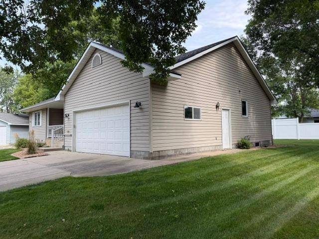 714 E Crescent LN, Litchfield, MN 55355
