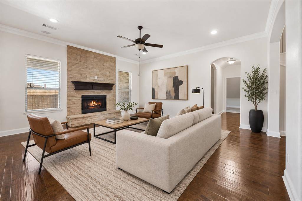 134 Pinewood Avenue, Red Oak, TX 75154