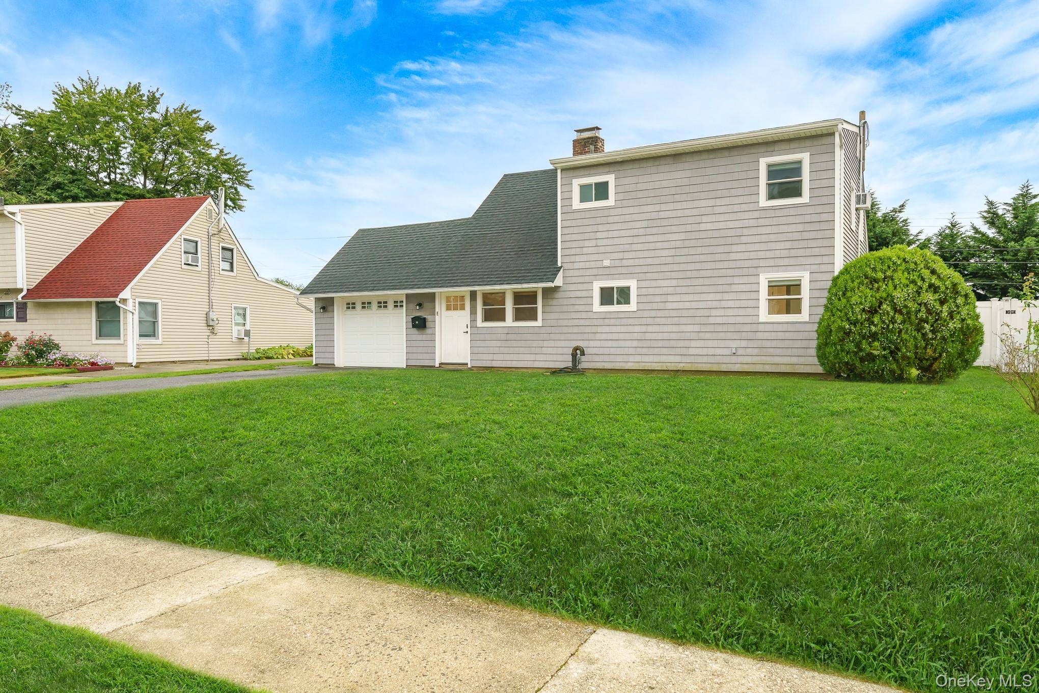 12 Squirrel LN, Levittown, NY 11756