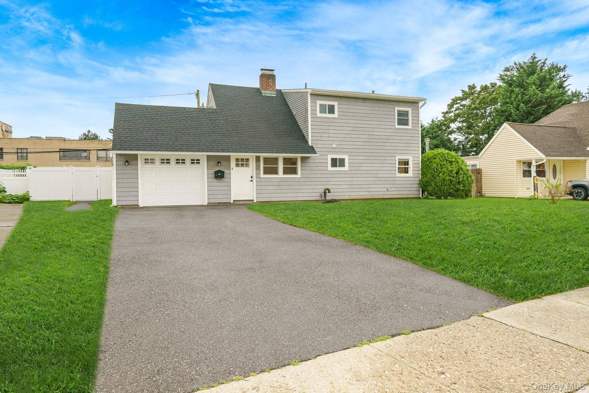 12 Squirrel LN, Levittown, NY 11756