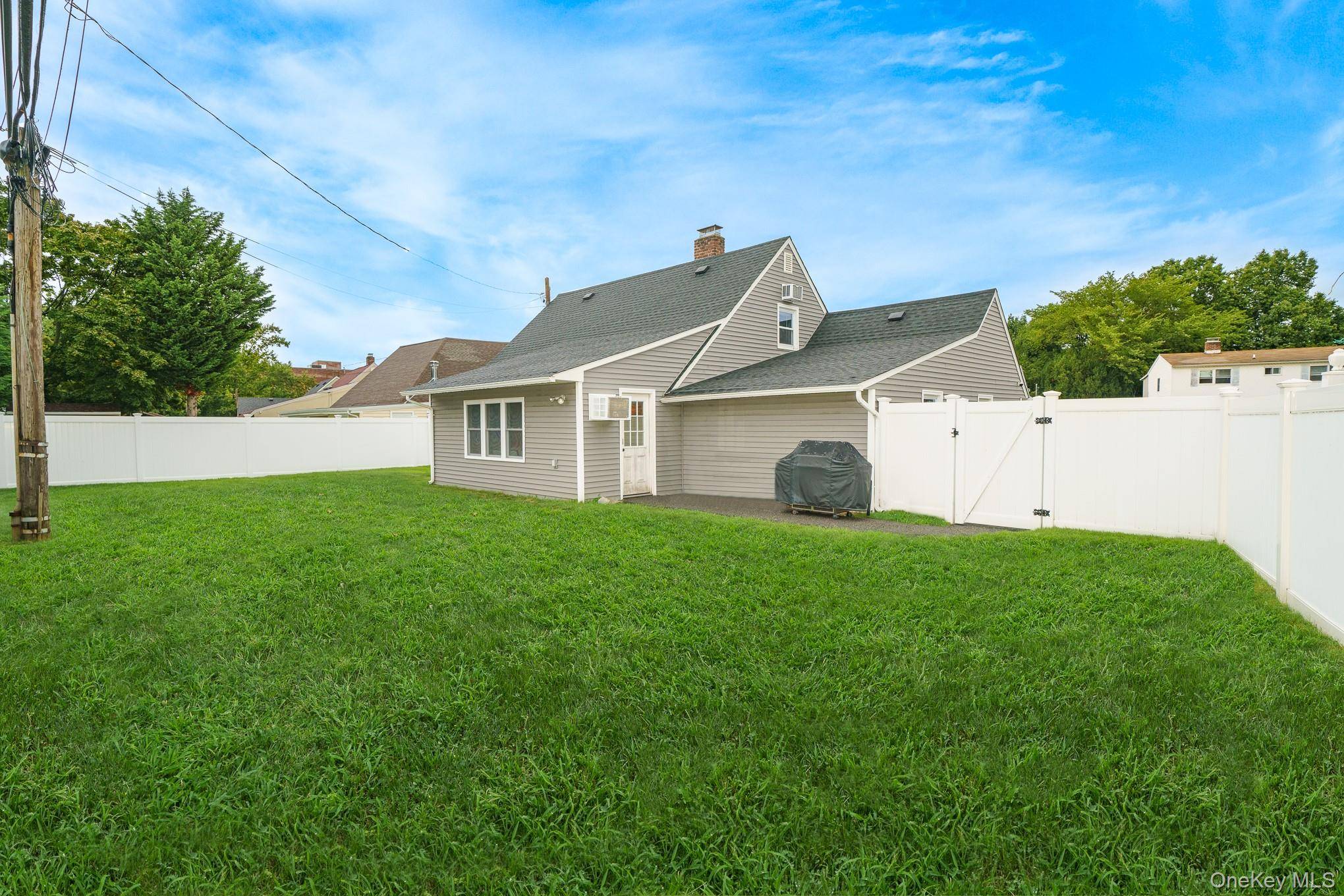 12 Squirrel LN, Levittown, NY 11756
