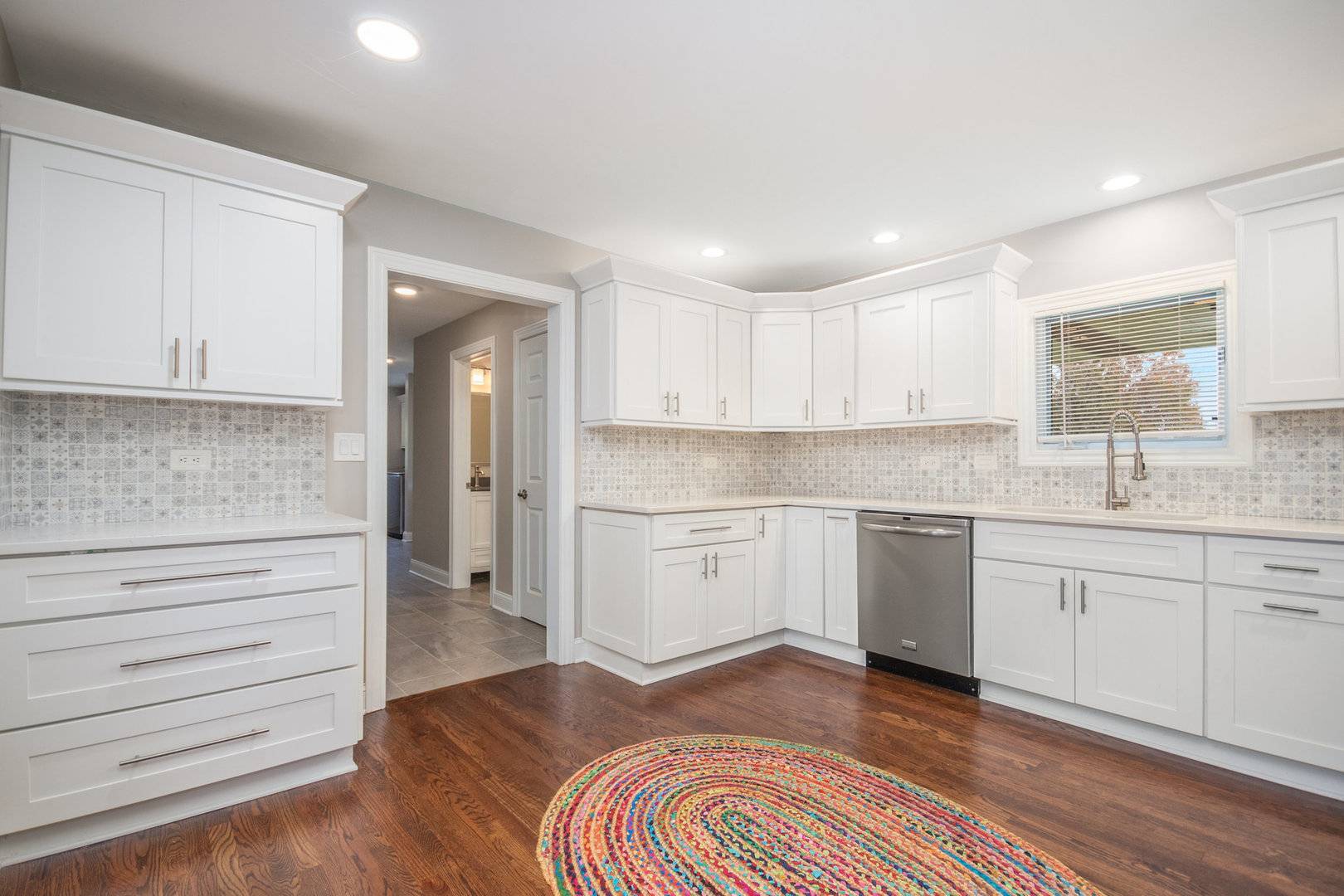 22W689 Elmwood DR, Glen Ellyn, IL 60137