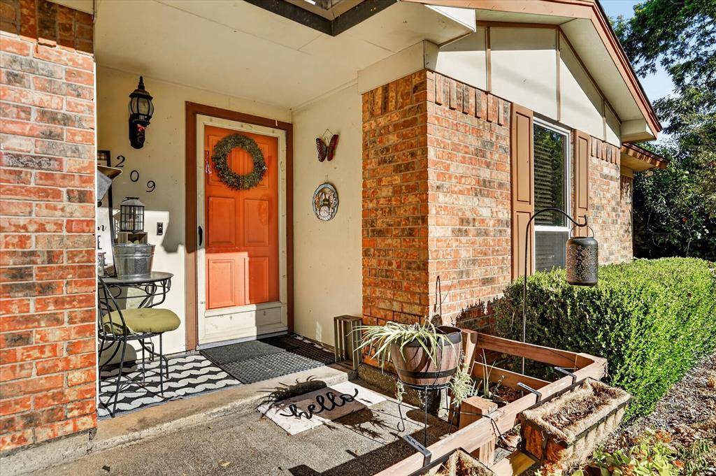 209 S Scott Street, Burleson, TX 76028