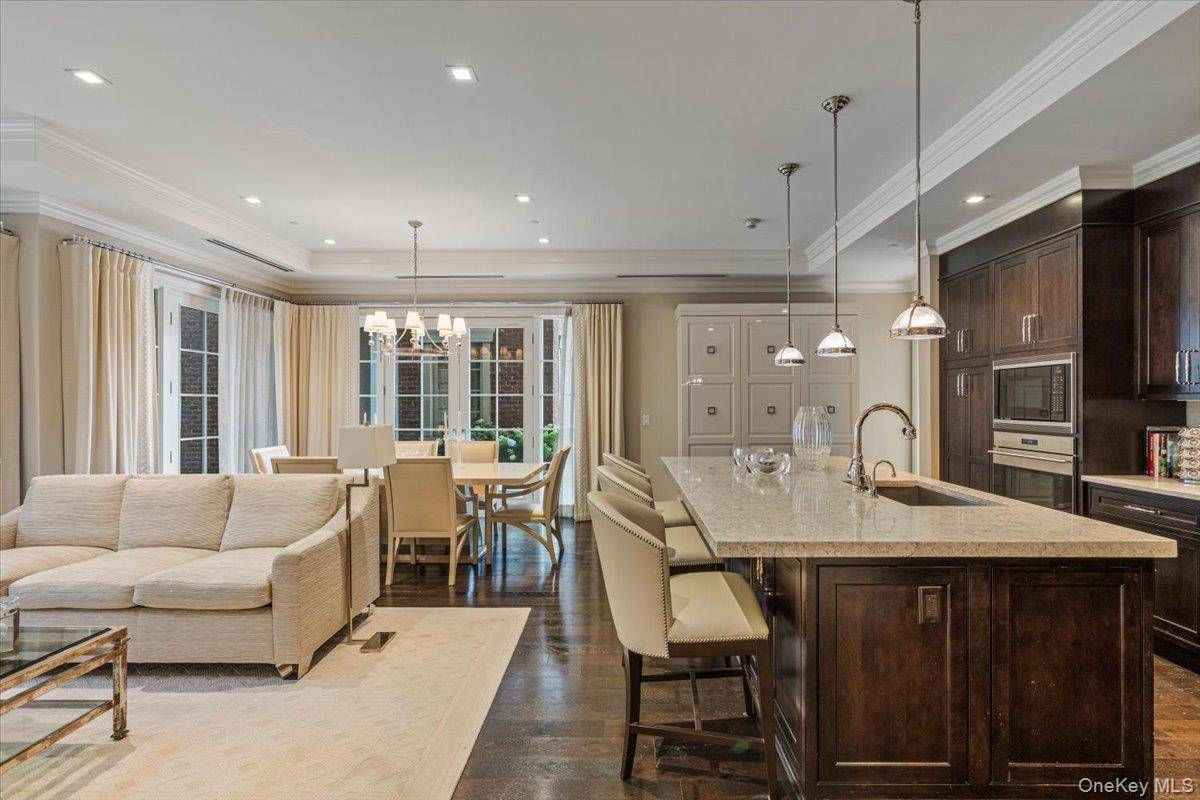 2000 Royal CT #2009, North Hills, NY 11040