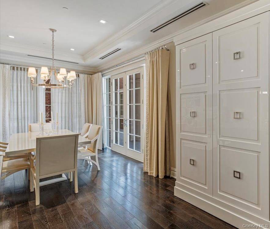 2000 Royal CT #2009, North Hills, NY 11040