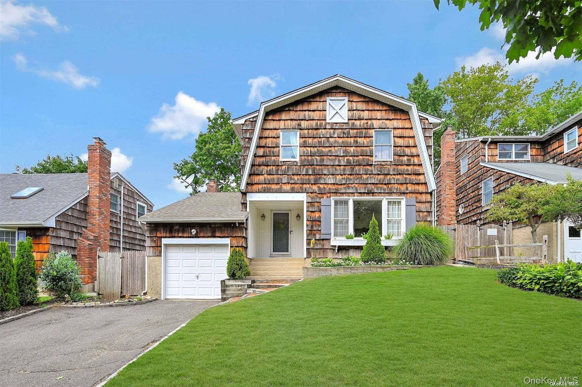 17 Franklin CT, Northport, NY 11768