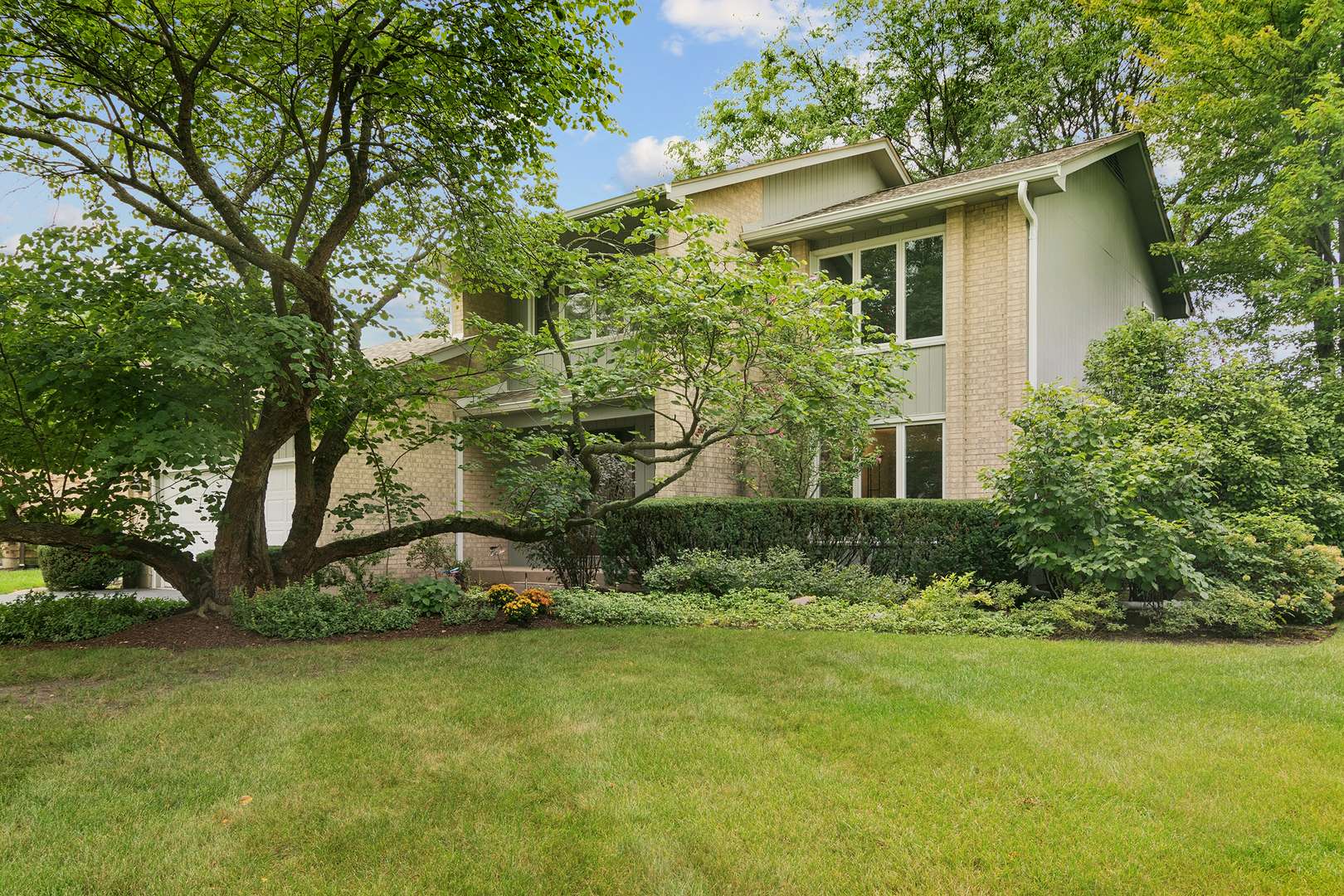 1310 Hidden Lake DR, Buffalo Grove, IL 60089