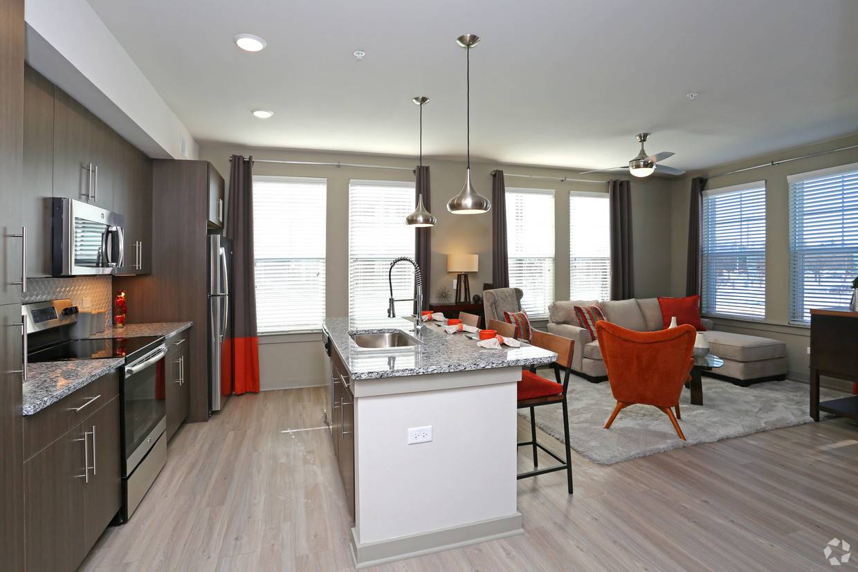 680 E Algonquin RD #1301, Schaumburg, IL 60173