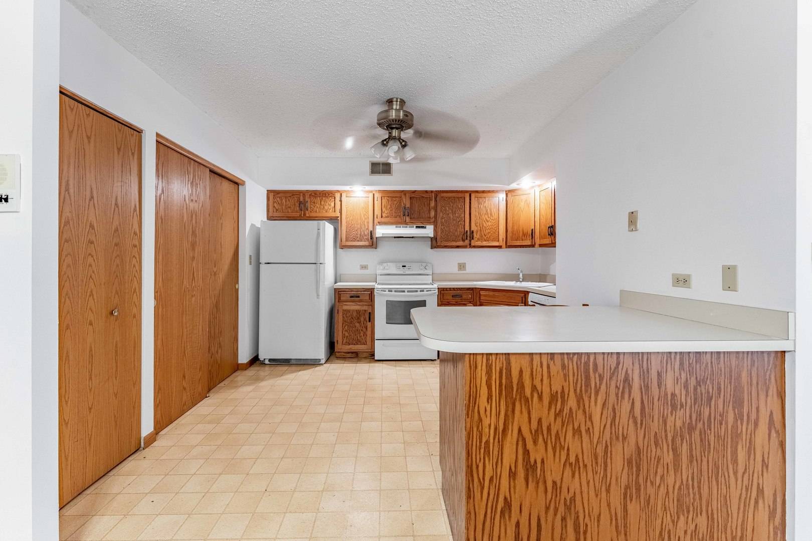 884 N Prairie AVE #2B, Joliet, IL 60435