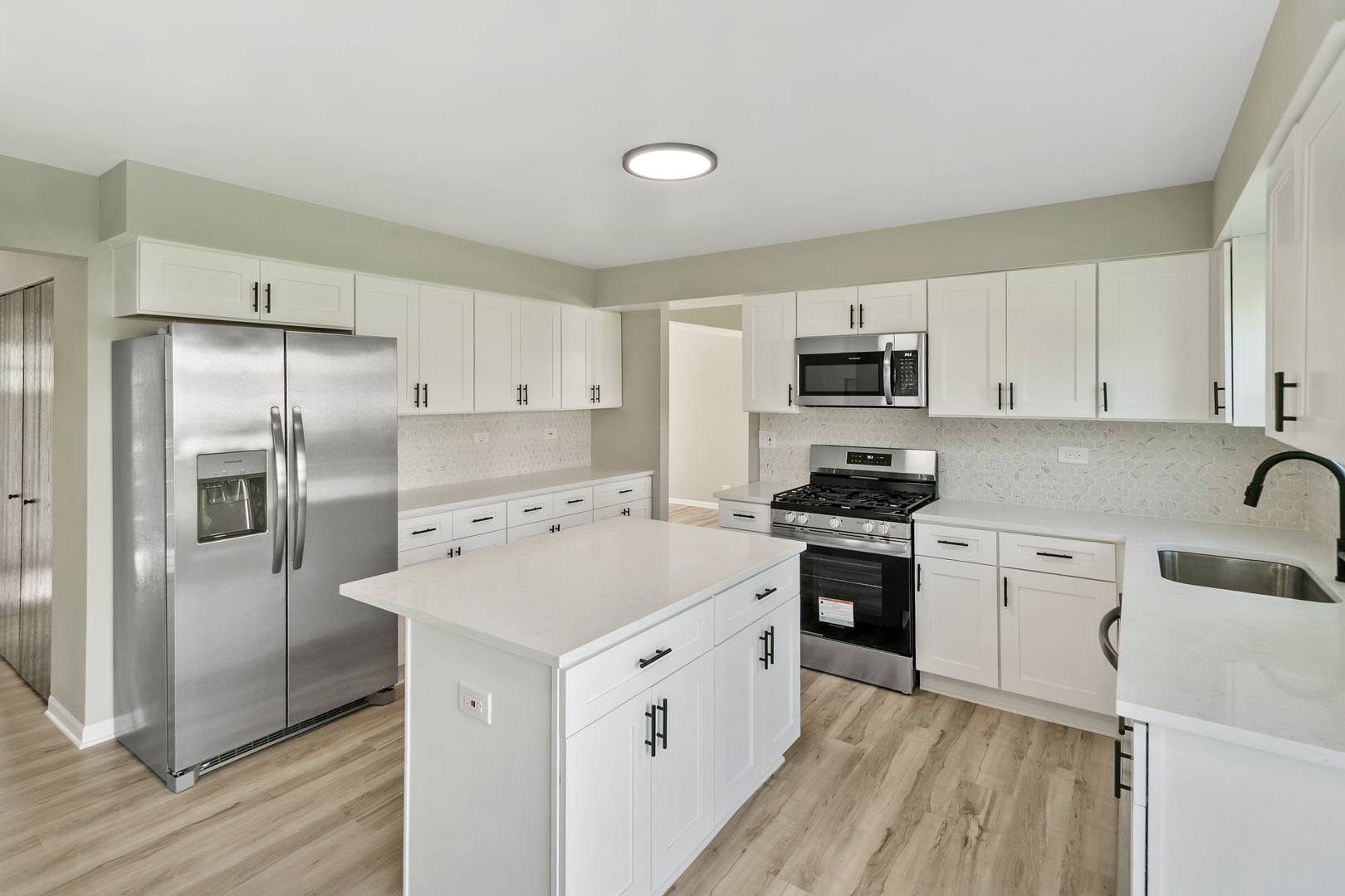 731 Roaring Brook LN, Algonquin, IL 60102
