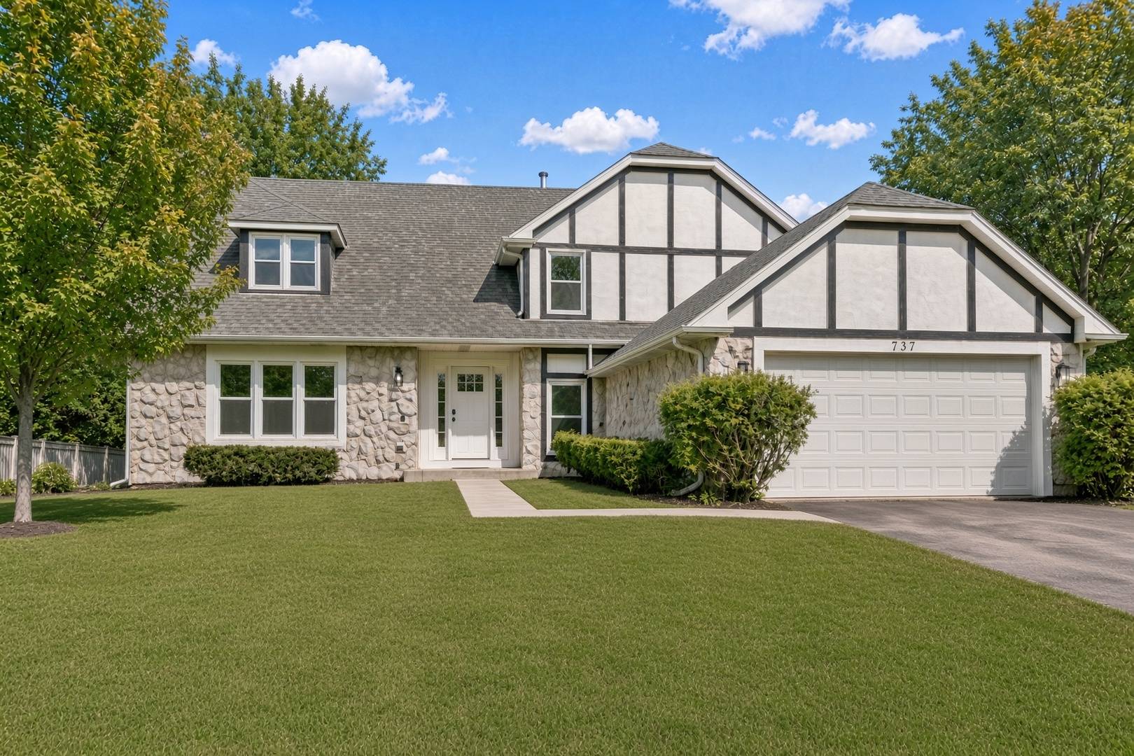 731 Roaring Brook LN, Algonquin, IL 60102