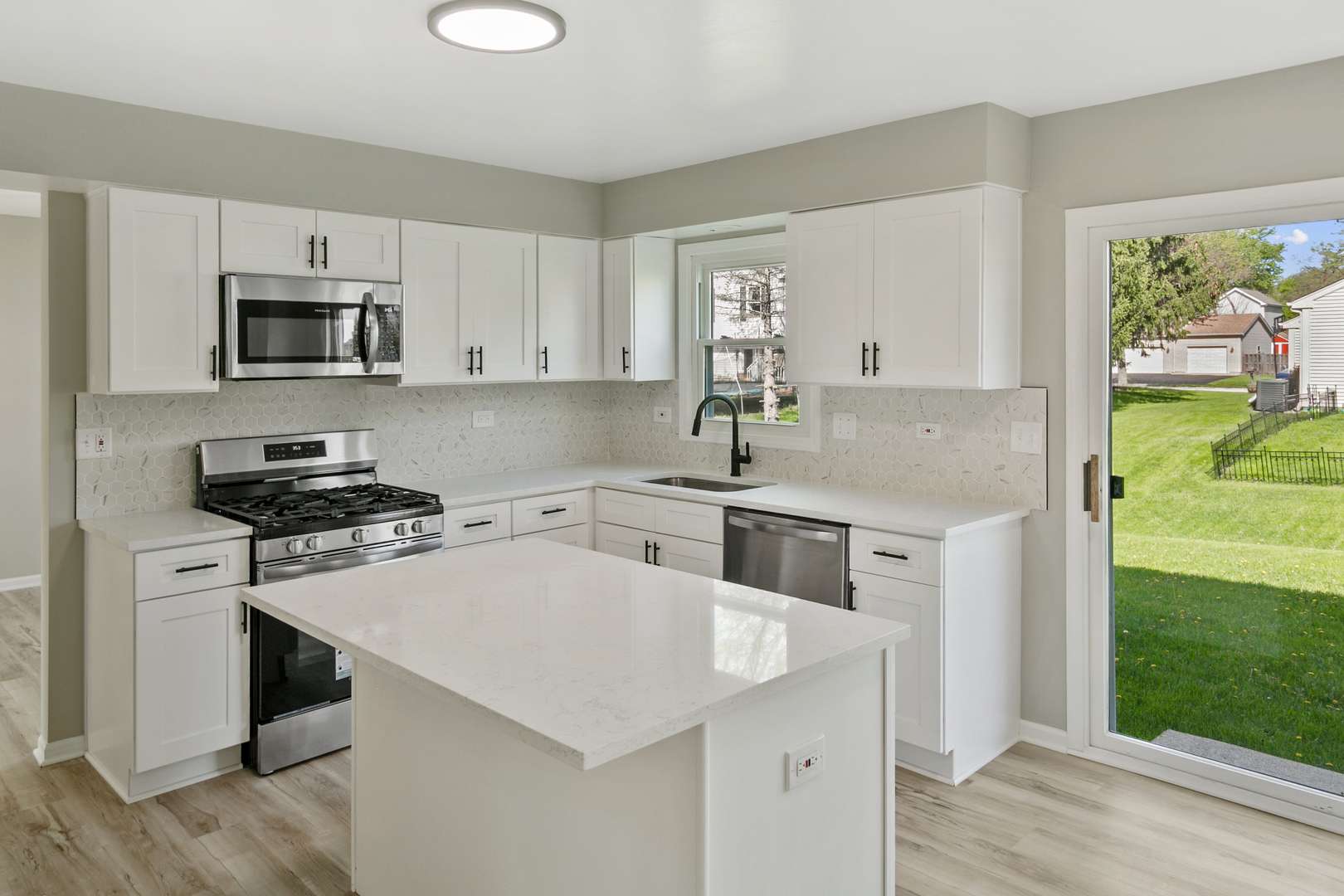 731 Roaring Brook LN, Algonquin, IL 60102