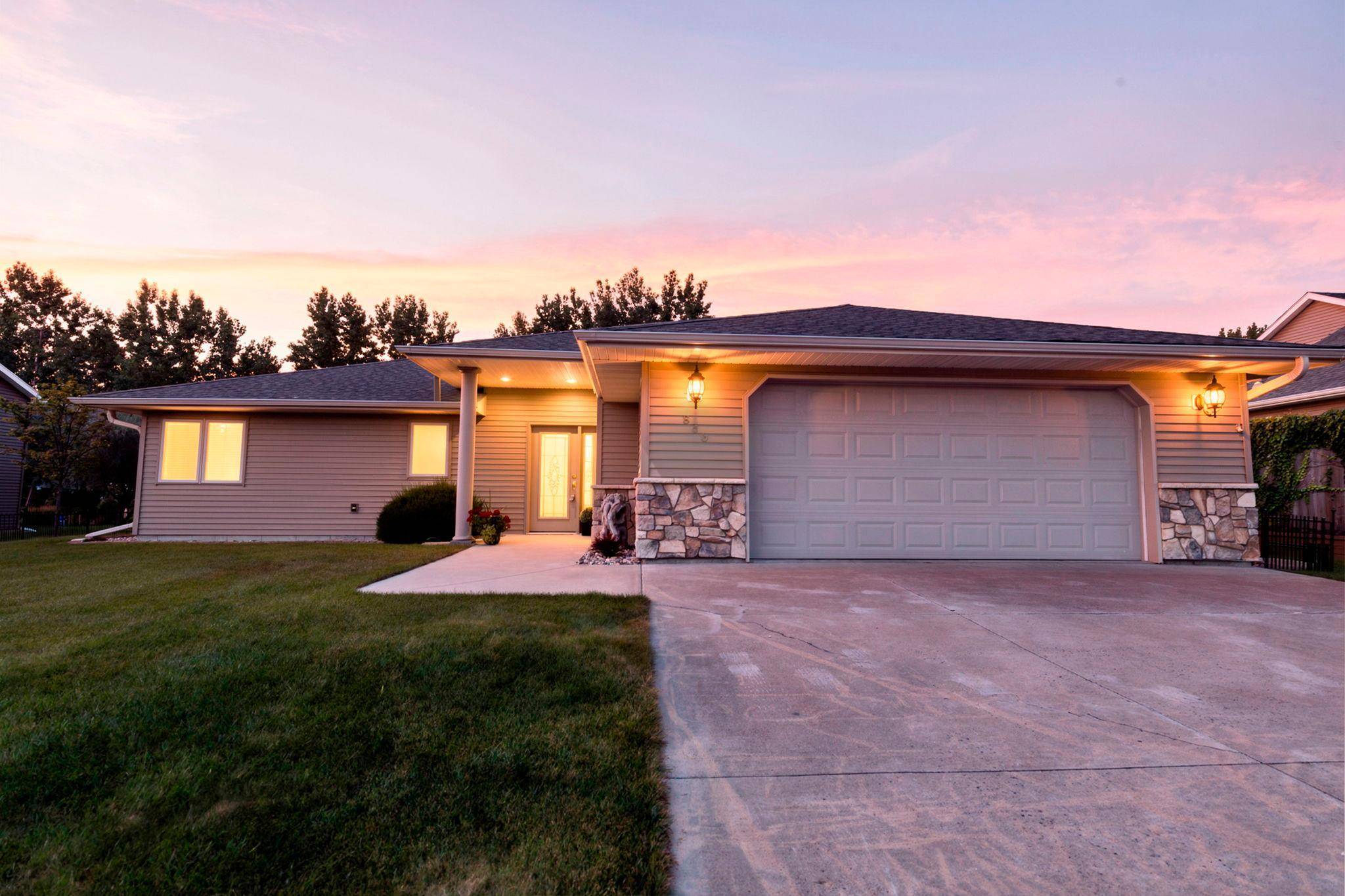 820 Willow DR, Hutchinson, MN 55350