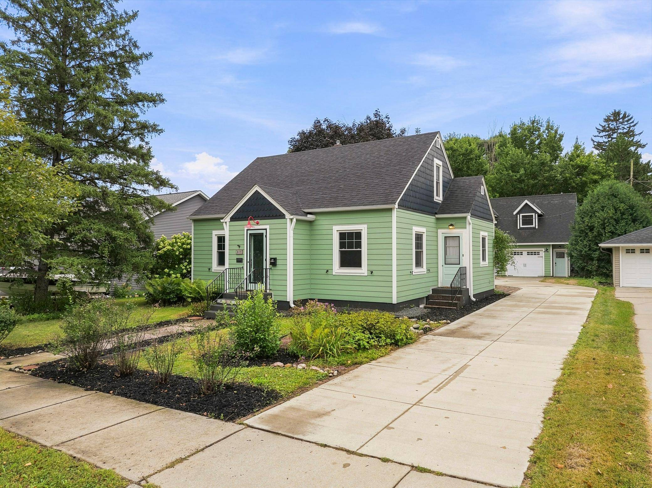 809 1st ST W, Northfield, MN 55057