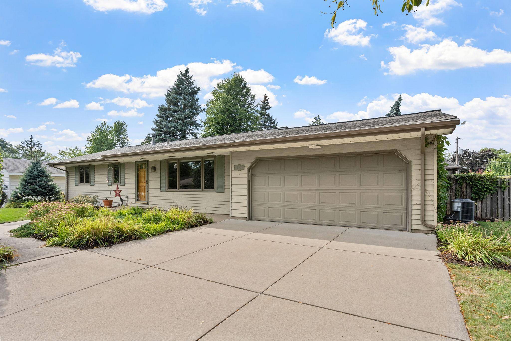11700 Galtier DR, Burnsville, MN 55337