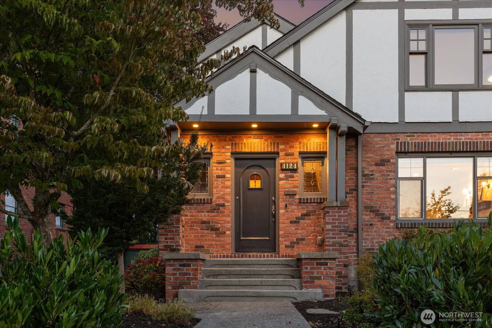 4124 Burke AVE N, Seattle, WA 98103