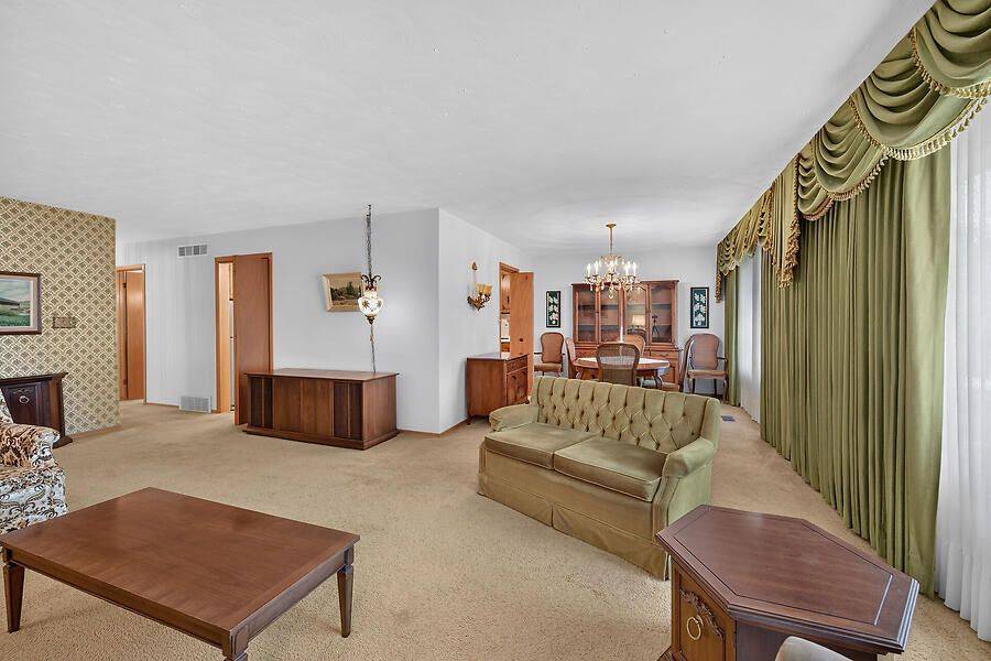 57 Turnbull RD, Hamilton, ON L9H 3W5