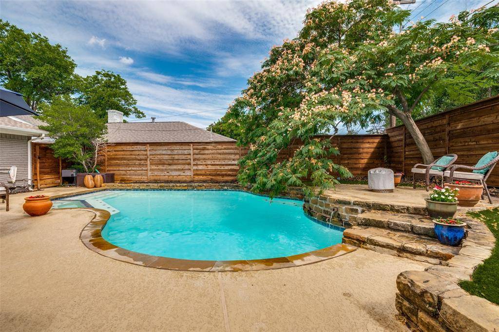 9421 Meadowknoll Drive, Dallas, TX 75243
