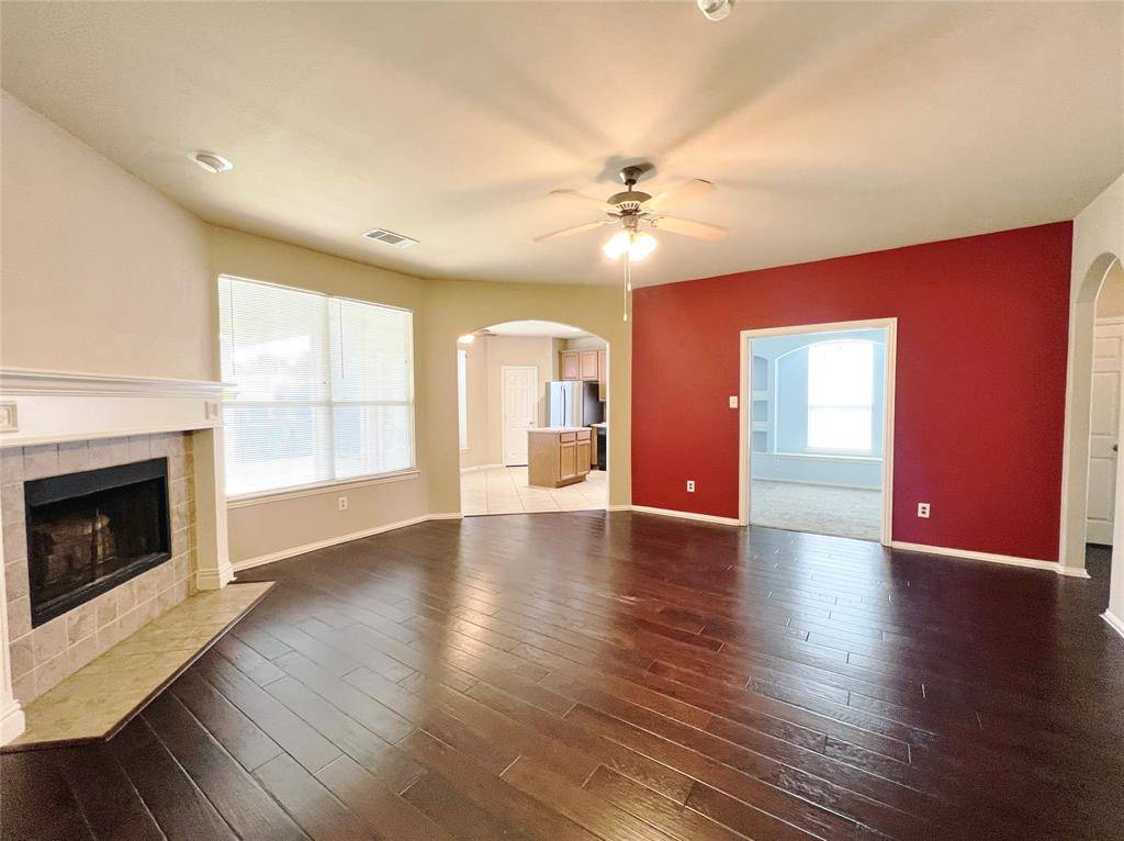 552 Kerry Street, Crowley, TX 76036