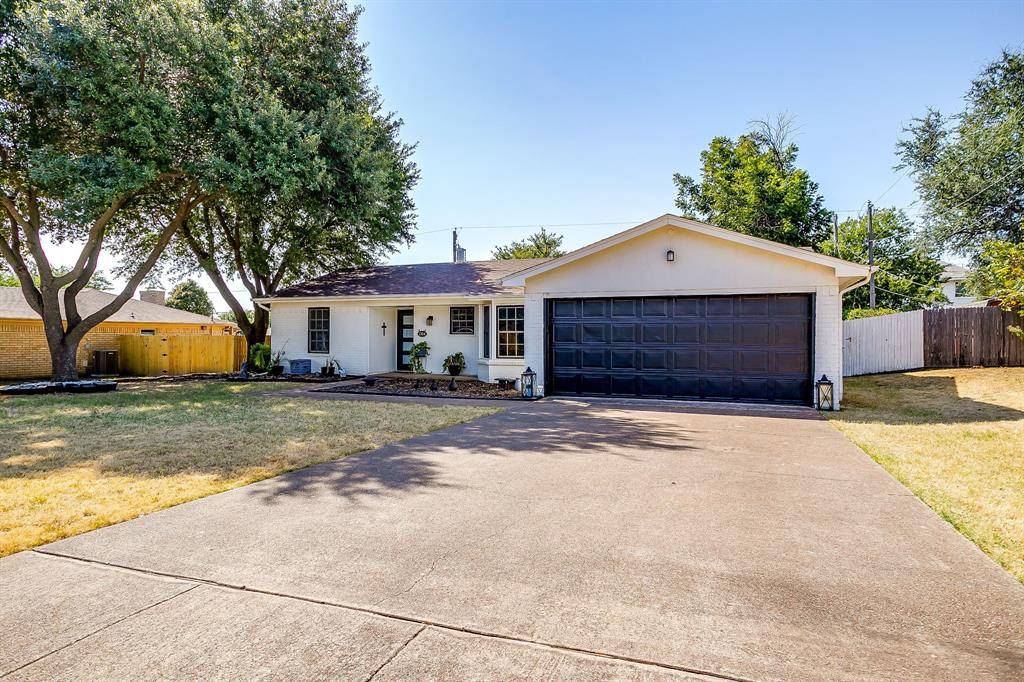 1304 Augusta Road, Benbrook, TX 76126