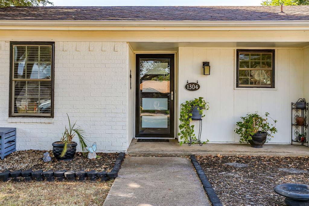 1304 Augusta Road, Benbrook, TX 76126