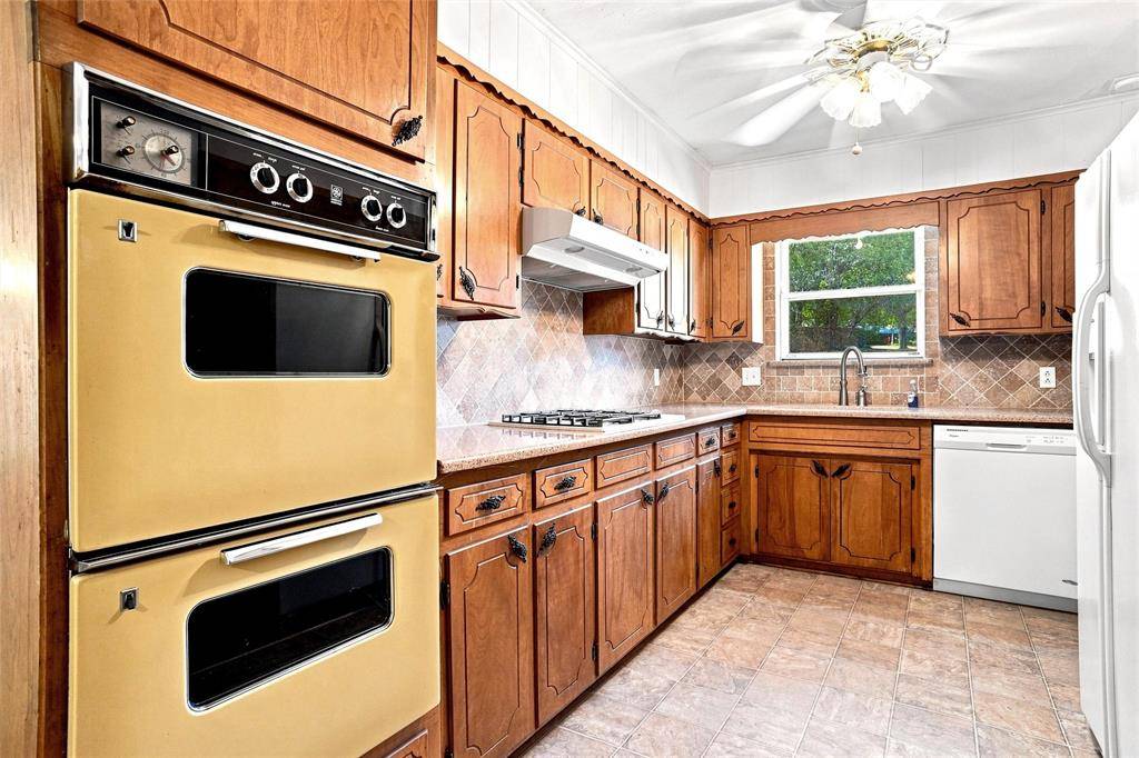 113 Wildwood Court, Azle, TX 76020
