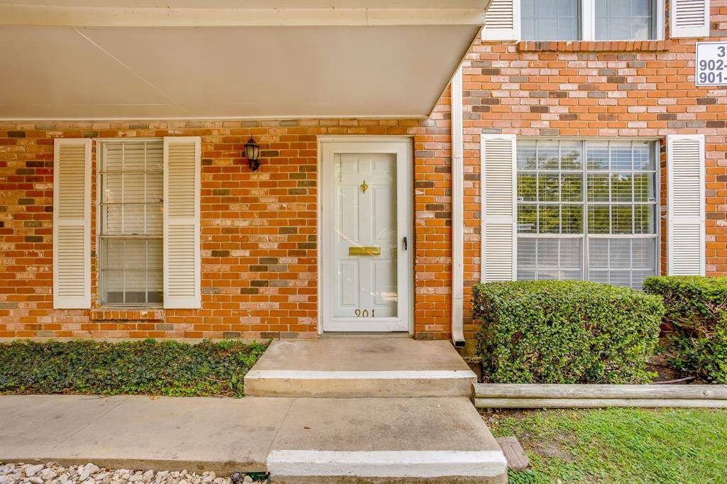 901 Roaring Springs Road, Fort Worth, TX 76114