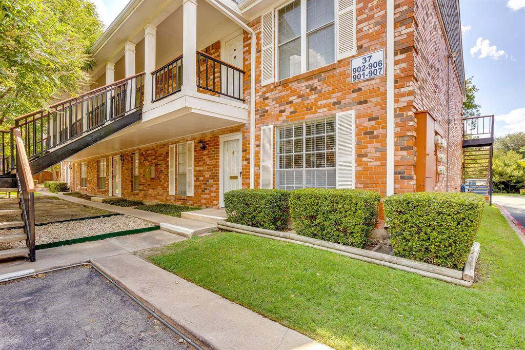 901 Roaring Springs Road, Fort Worth, TX 76114