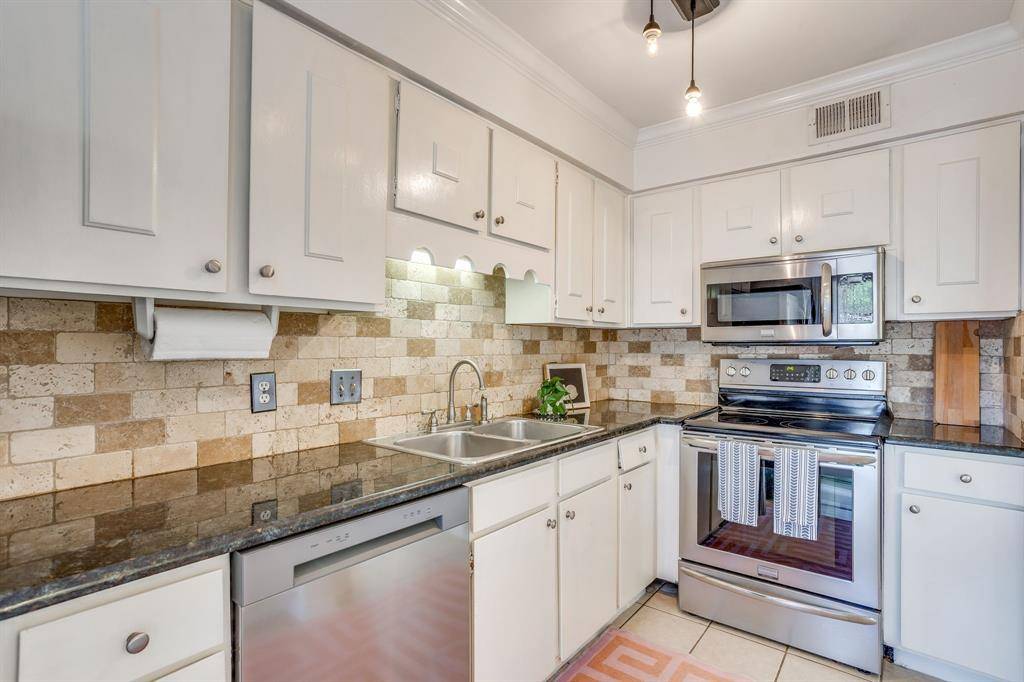901 Roaring Springs Road, Fort Worth, TX 76114