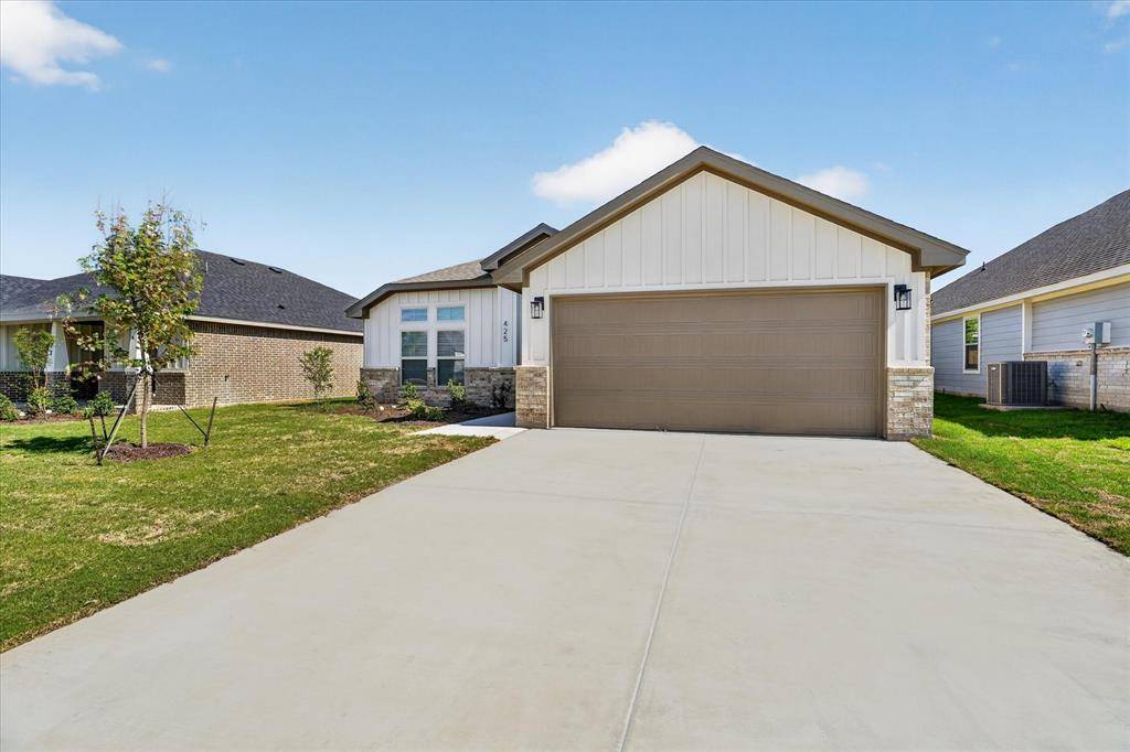 425 Rose Avenue, Cleburne, TX 76033