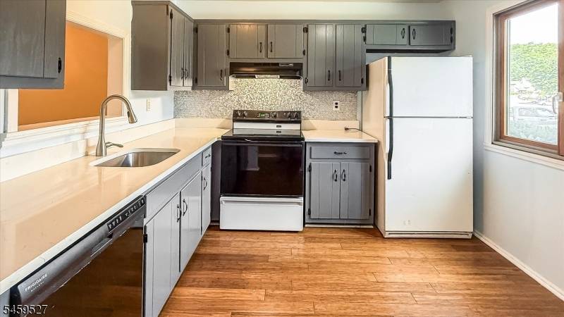 584 Dell Pl #84, Stanhope Boro, NJ 07874