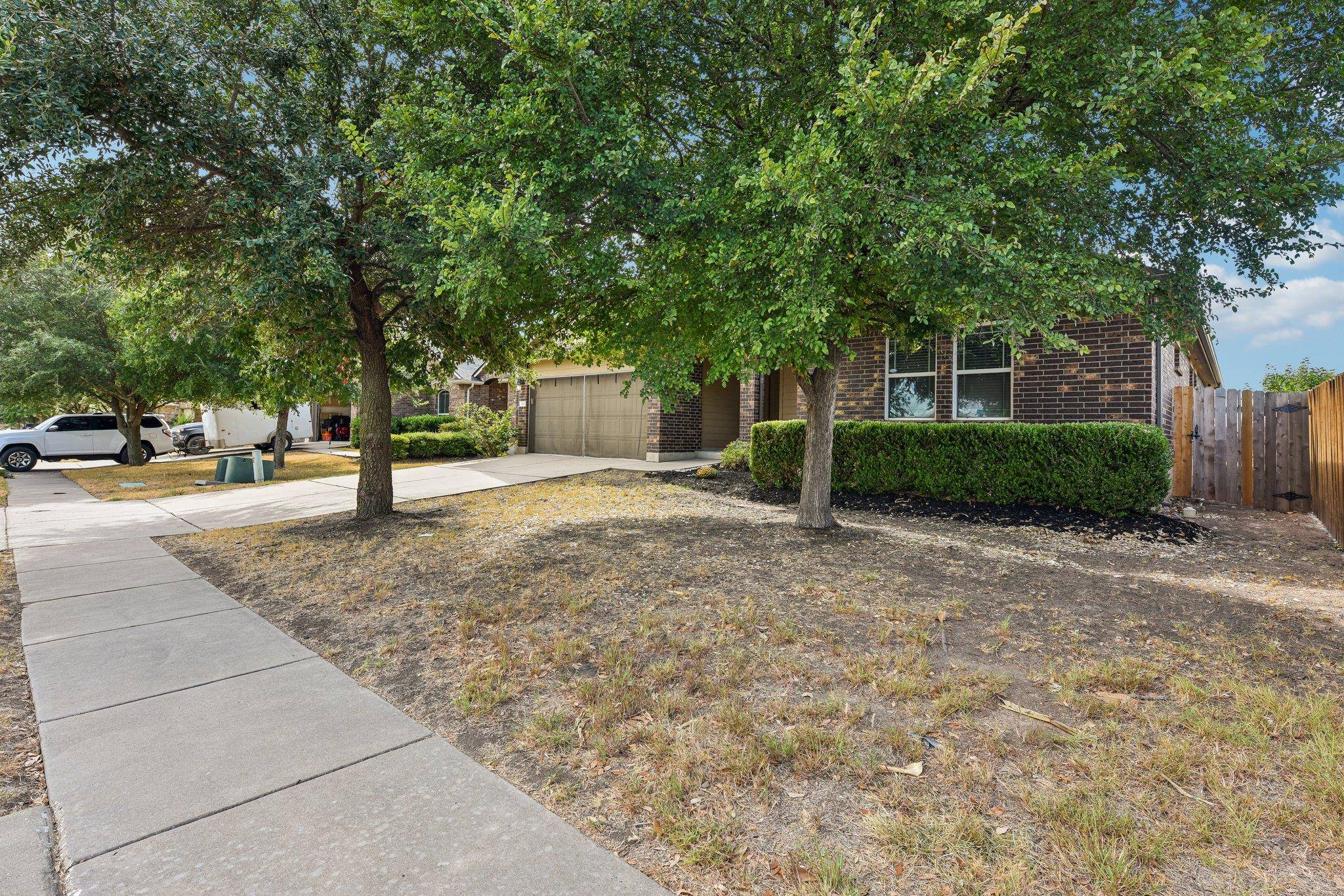 300 Hendelson LN, Hutto, TX 78634