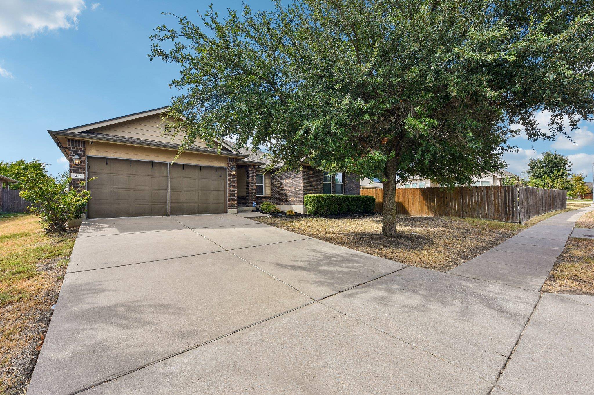 300 Hendelson LN, Hutto, TX 78634