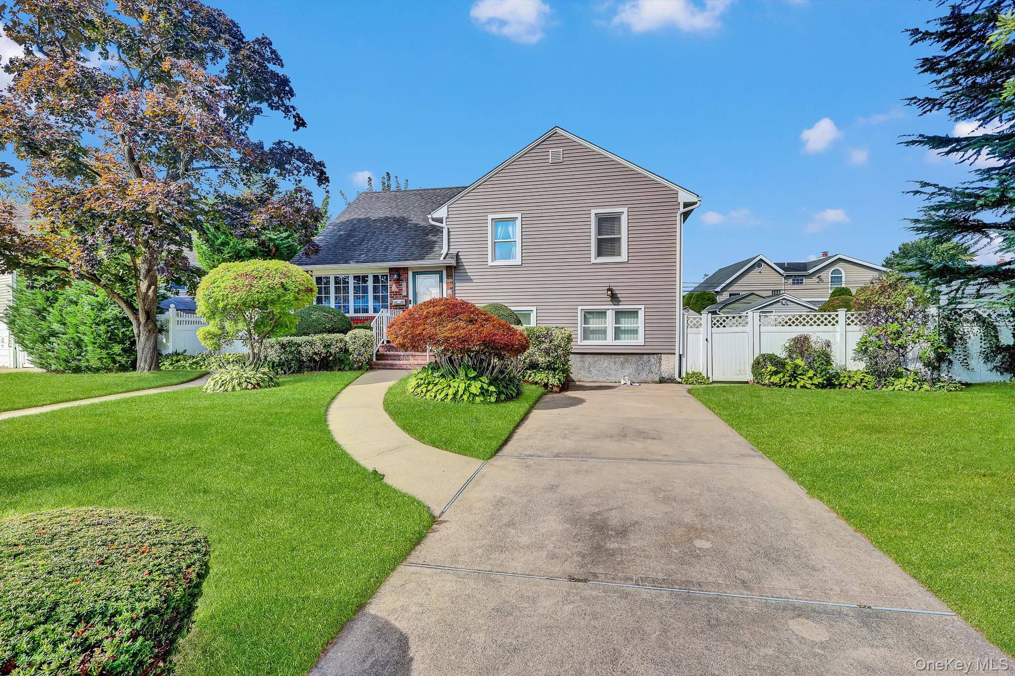 948 Simon PL, Wantagh, NY 11793