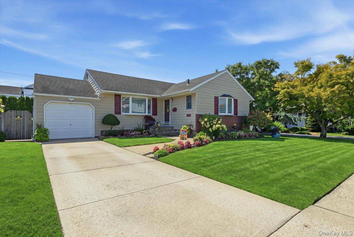 809 Garden DR, Franklin Square, NY 11010