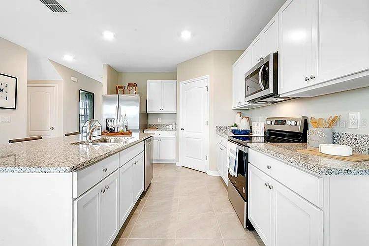 2030 MAPLE RIDGE DR, Zellwood, FL 32798