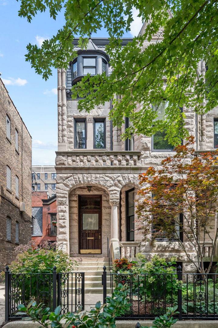 2831 N Pine Grove AVE, Chicago, IL 60657