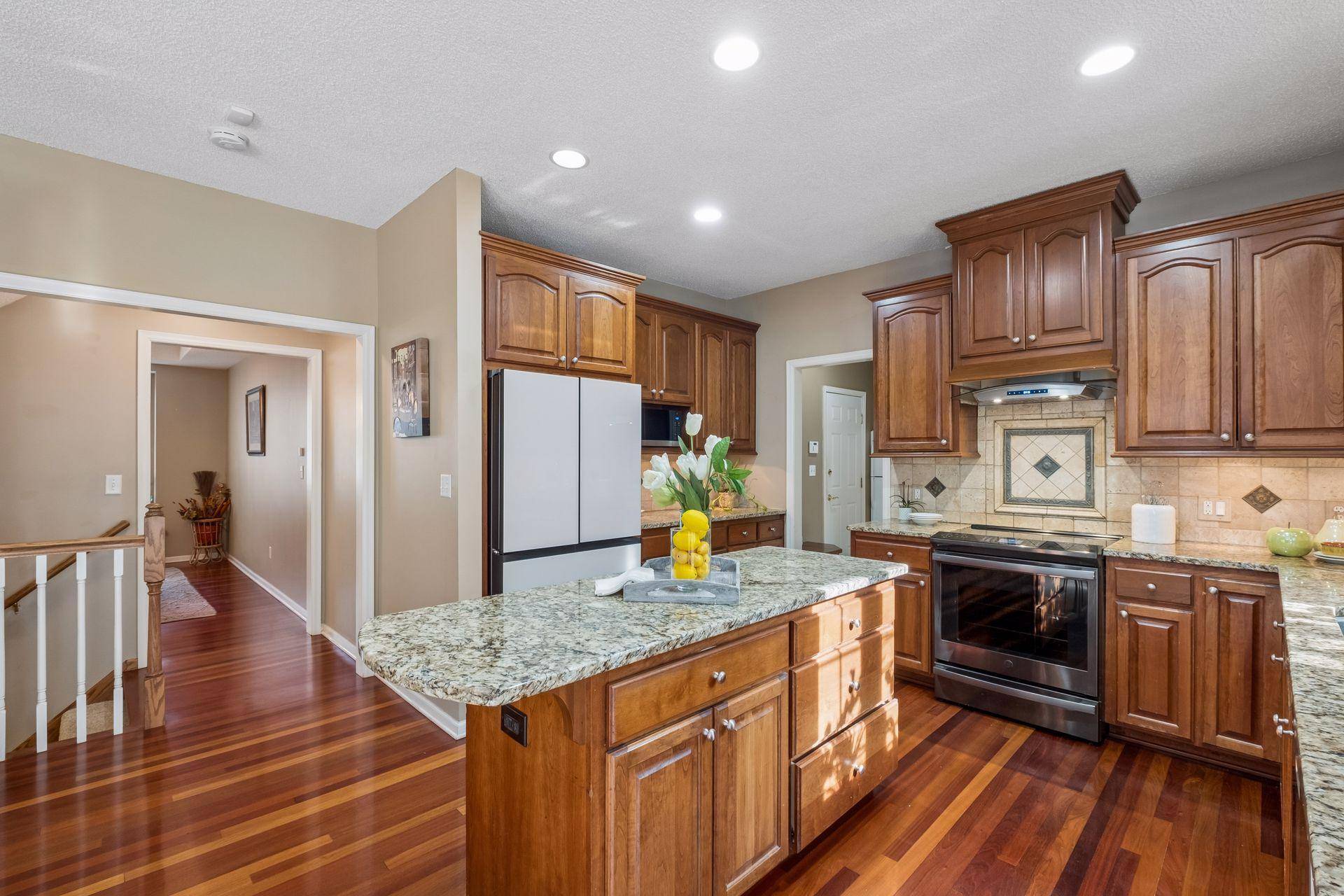 15016 Viewcrest LN, Burnsville, MN 55306
