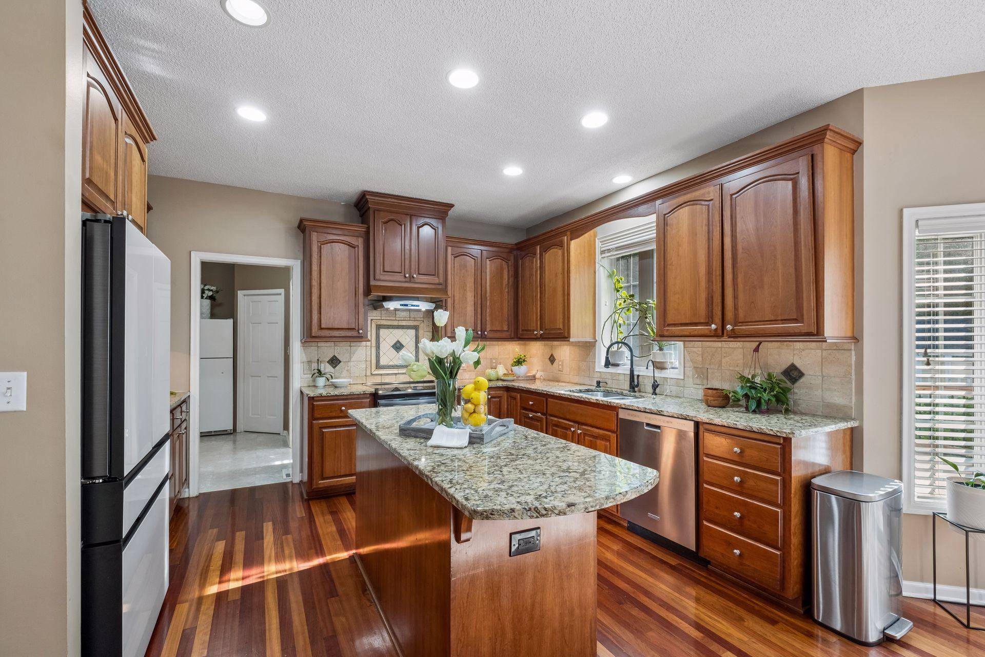 15016 Viewcrest LN, Burnsville, MN 55306
