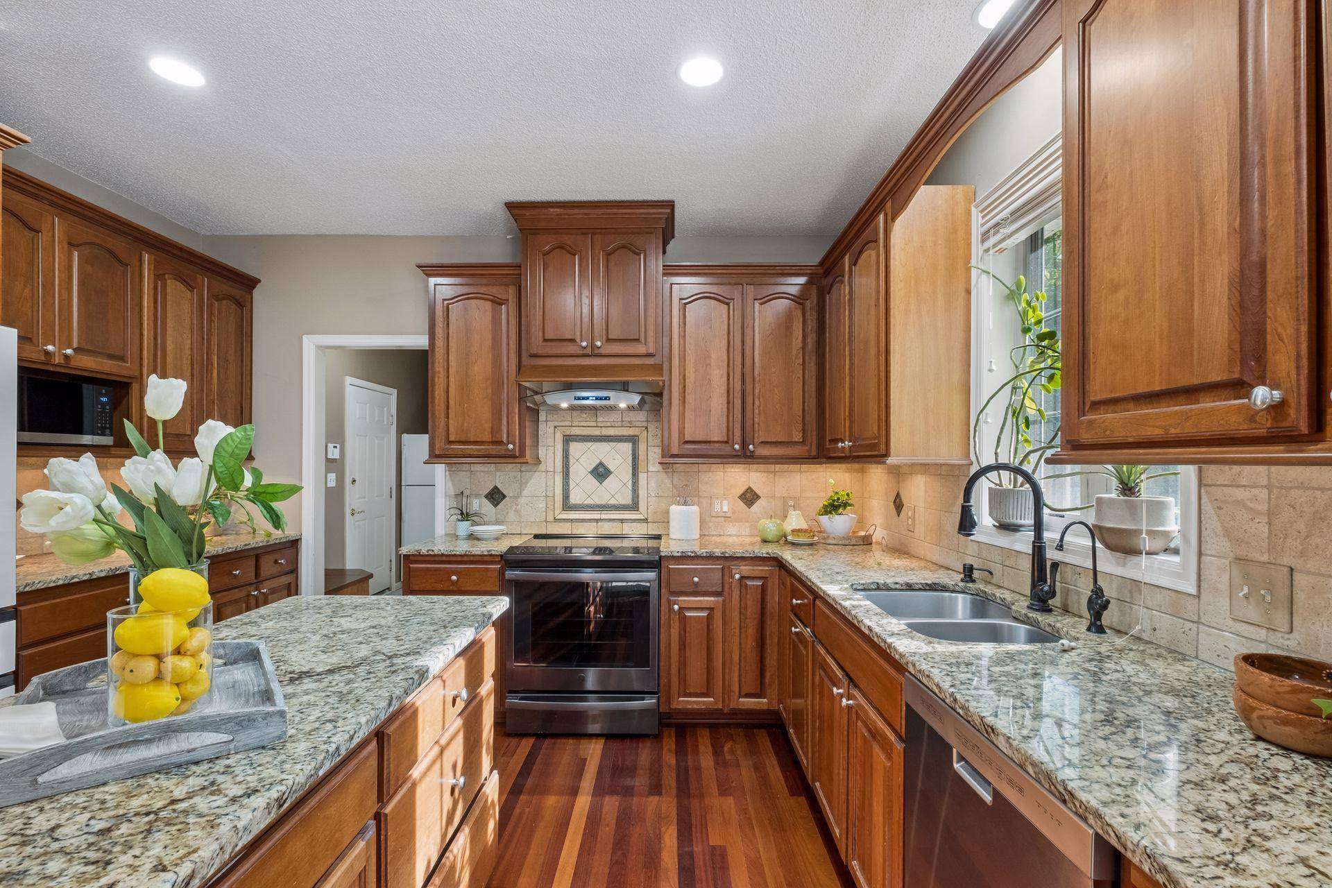 15016 Viewcrest LN, Burnsville, MN 55306