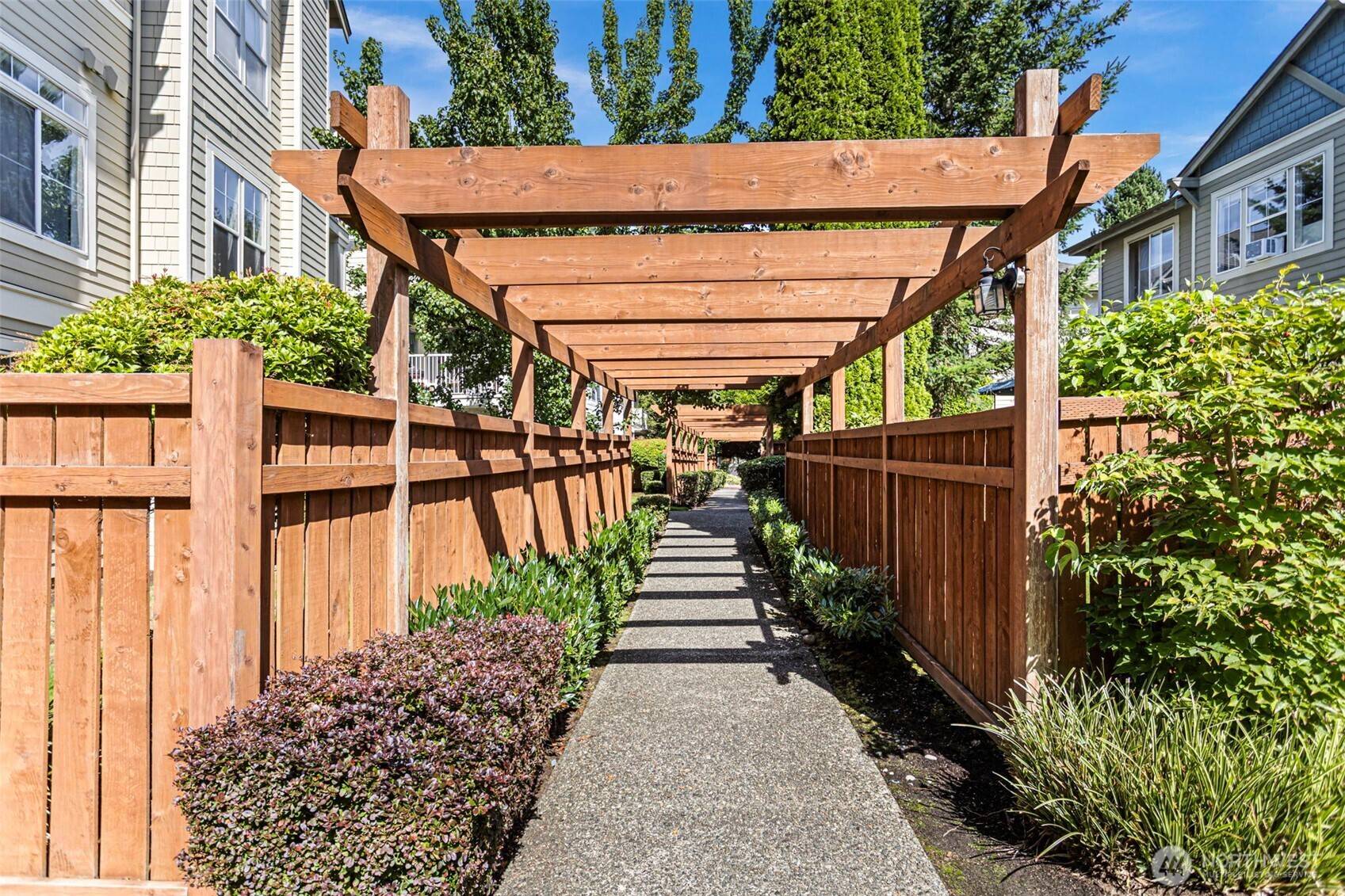 2034 Newport WAY NW #11-1, Issaquah, WA 98027