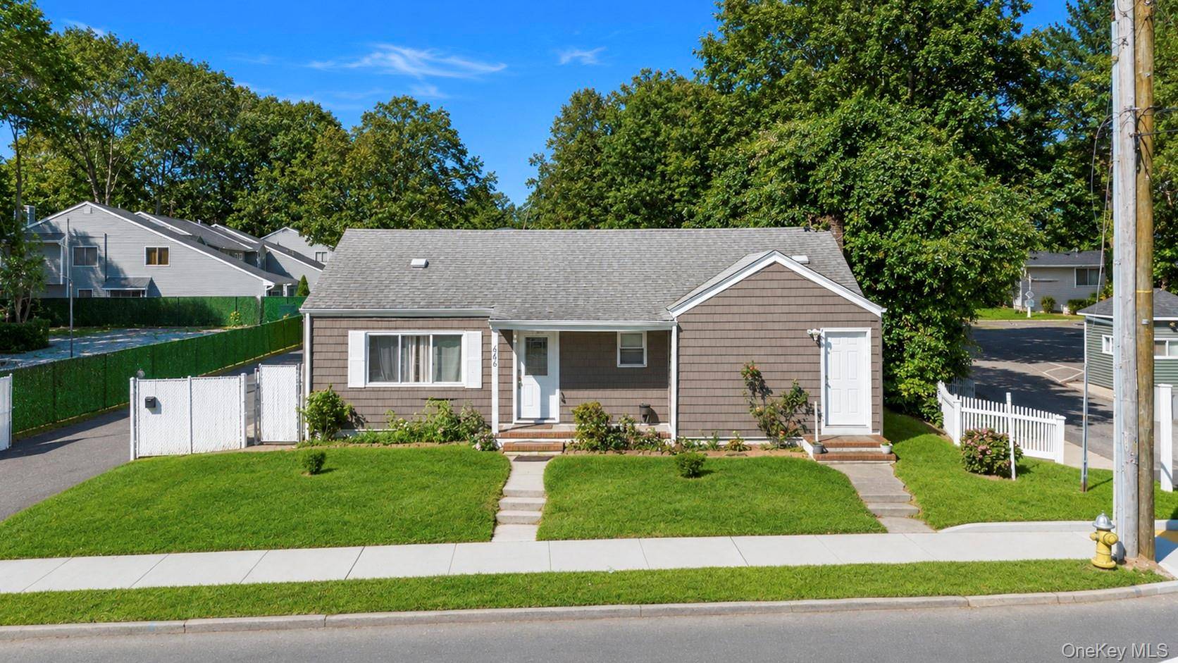 666 Rosevale AVE, Lake Ronkonkoma, NY 11779