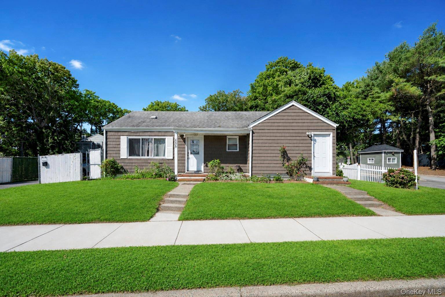 666 Rosevale AVE, Lake Ronkonkoma, NY 11779