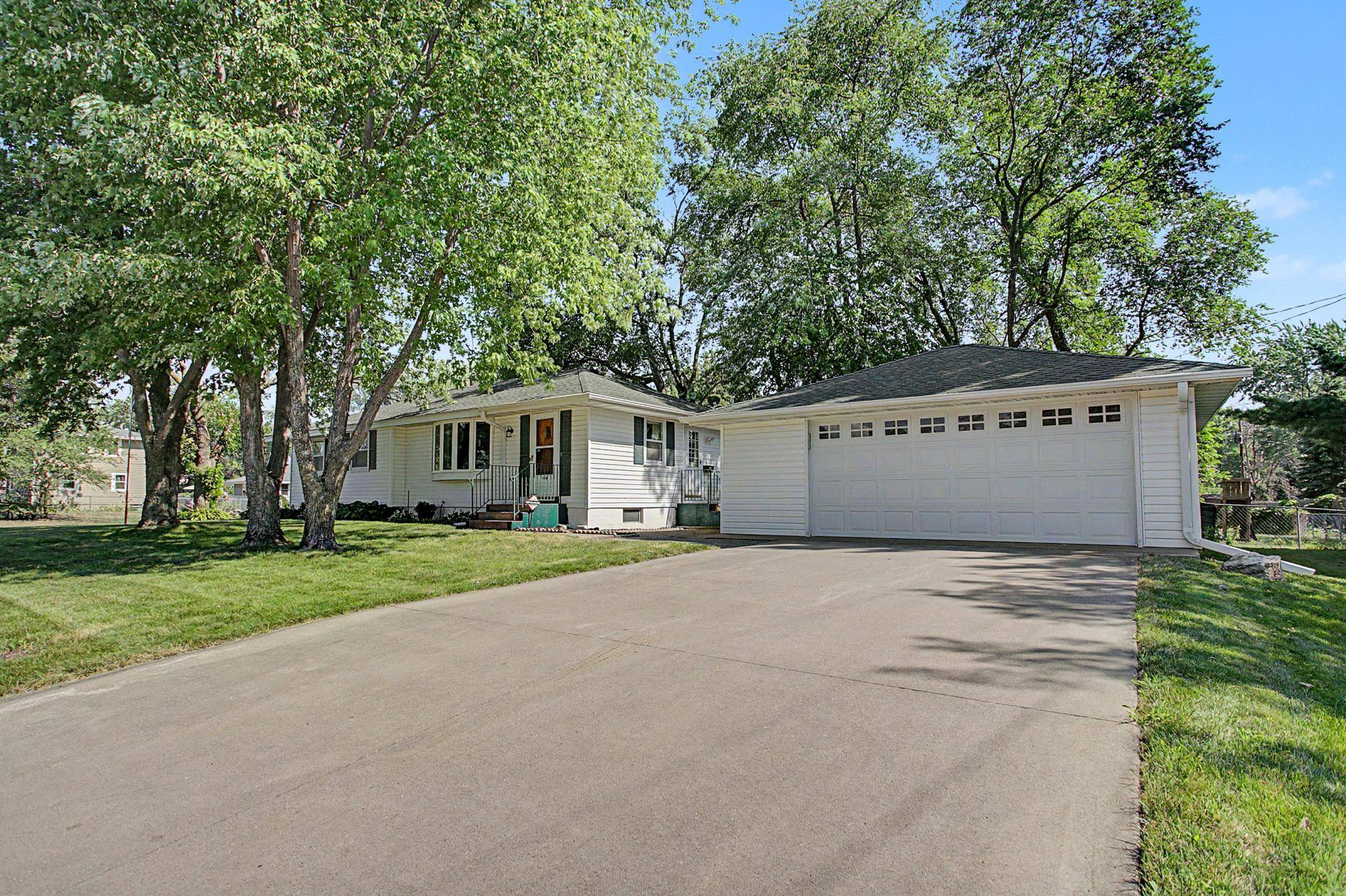 160 109th AVE NE, Blaine, MN 55434