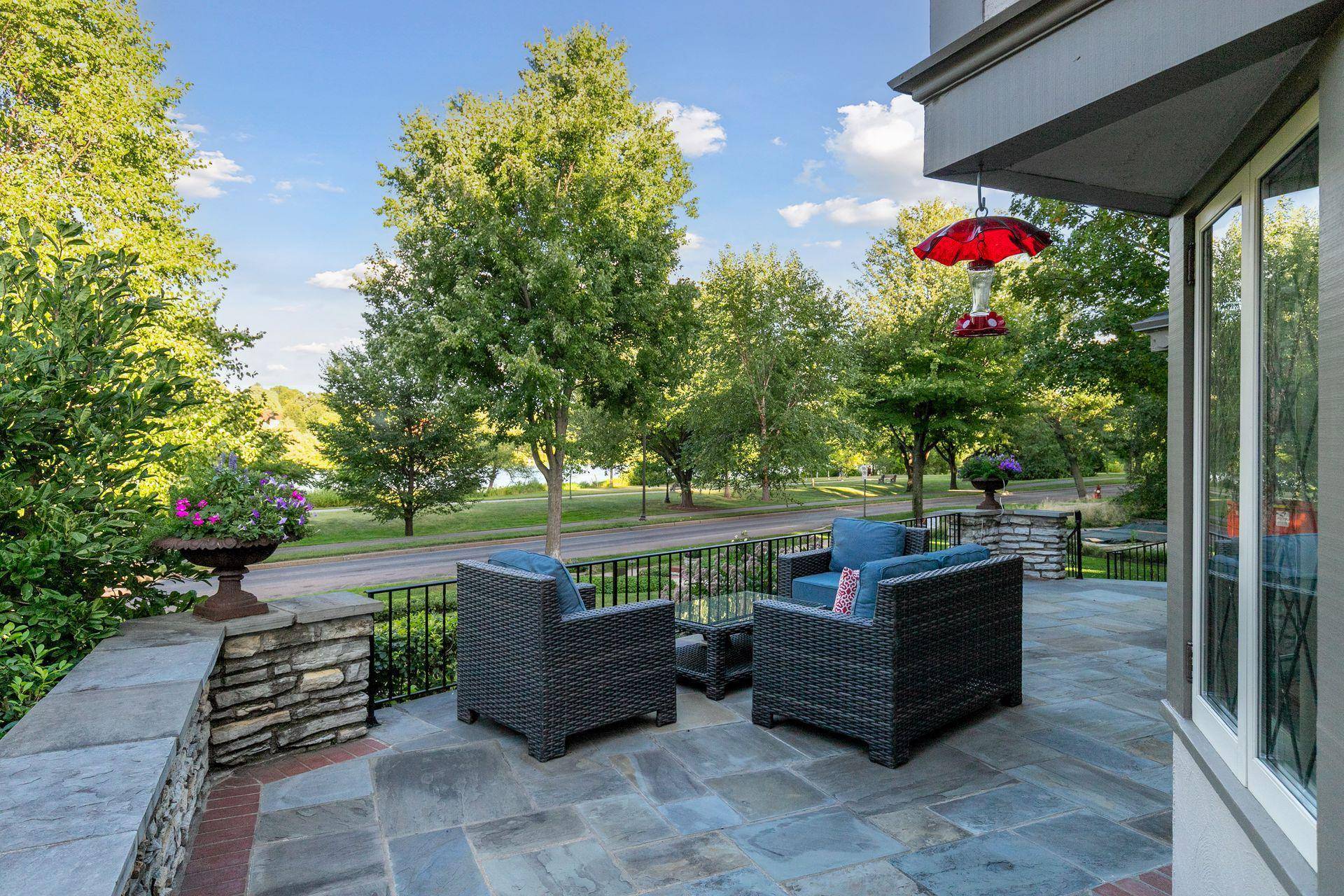 2116 W Lake Of The Isles Pkwy, Minneapolis, MN 55405
